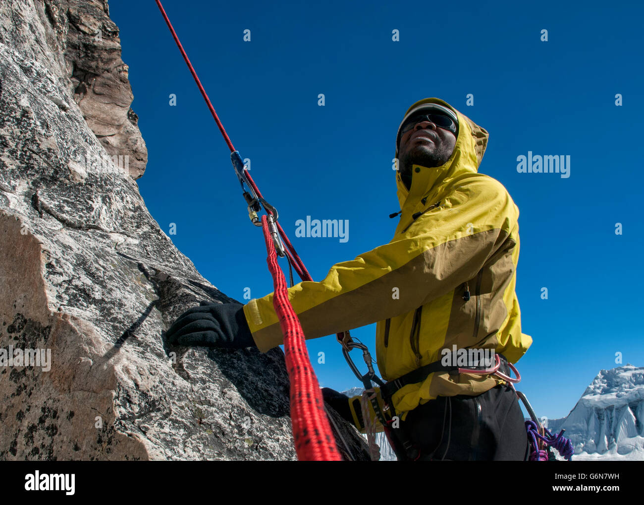 Nepal, Himalaya, Solo Khumbu, Everest Region Ama Dablam, Bergsteiger mit einem Seil an der Felswand nach oben Stockfoto