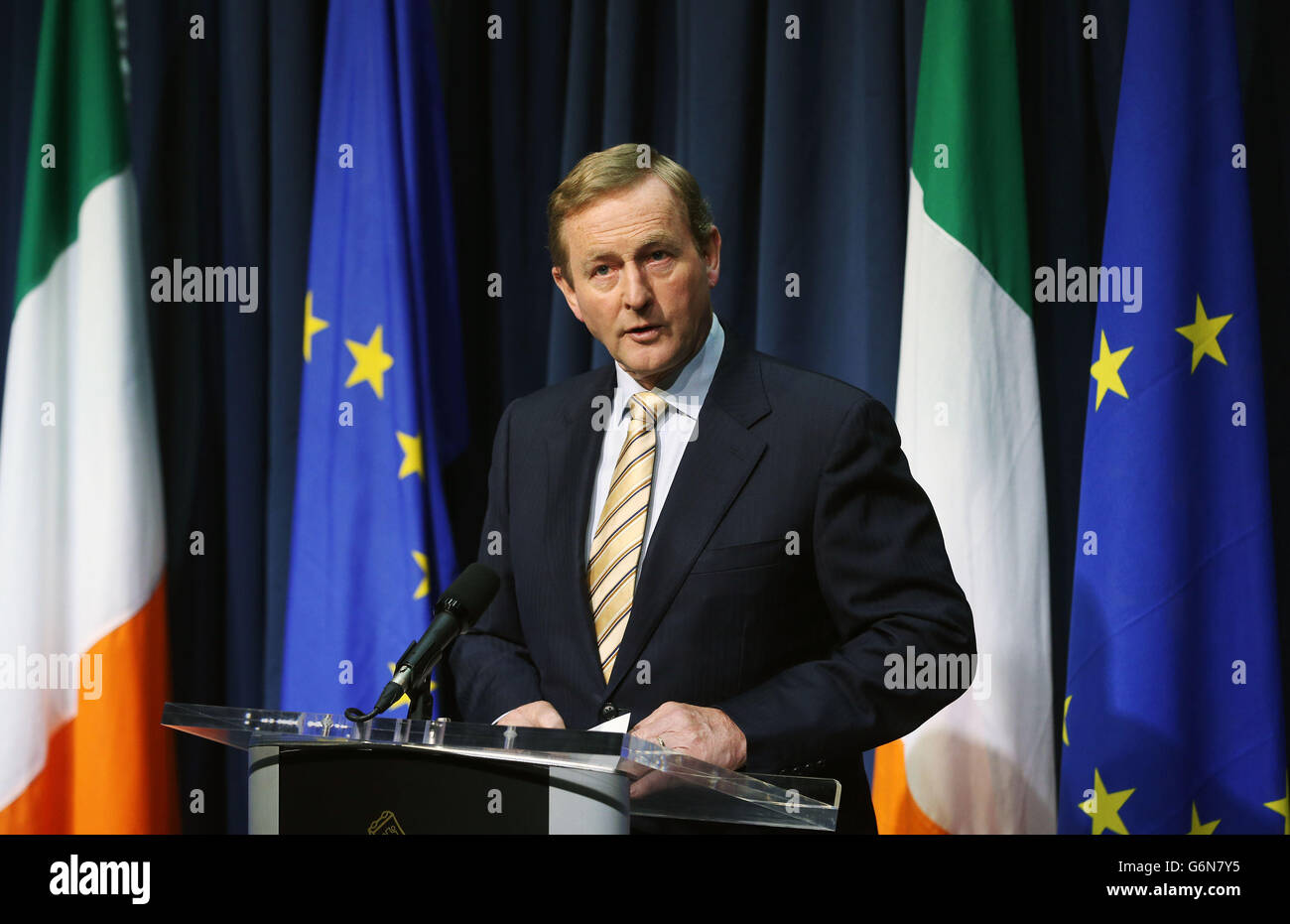 Irische Taoiseach Enda Kenny spricht während einer Pressekonferenz in Dublin, nachdem Großbritannien gestimmt, der Europäischen Union in einer historischen Volksabstimmung zu verlassen die Westminster Politik in Unordnung geworfen hat und schickte das Pfund auf den Weltmärkten taumeln. Stockfoto