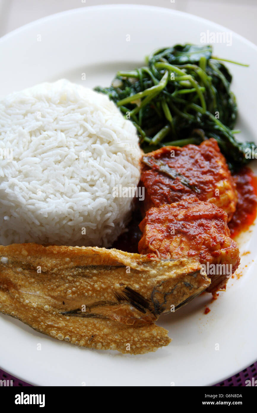 Nahaufnahme von weisser Reis und heiße würzige Fischgericht mit gebratener Wasserspinat - Asam Pedas Ikan pari Stockfoto