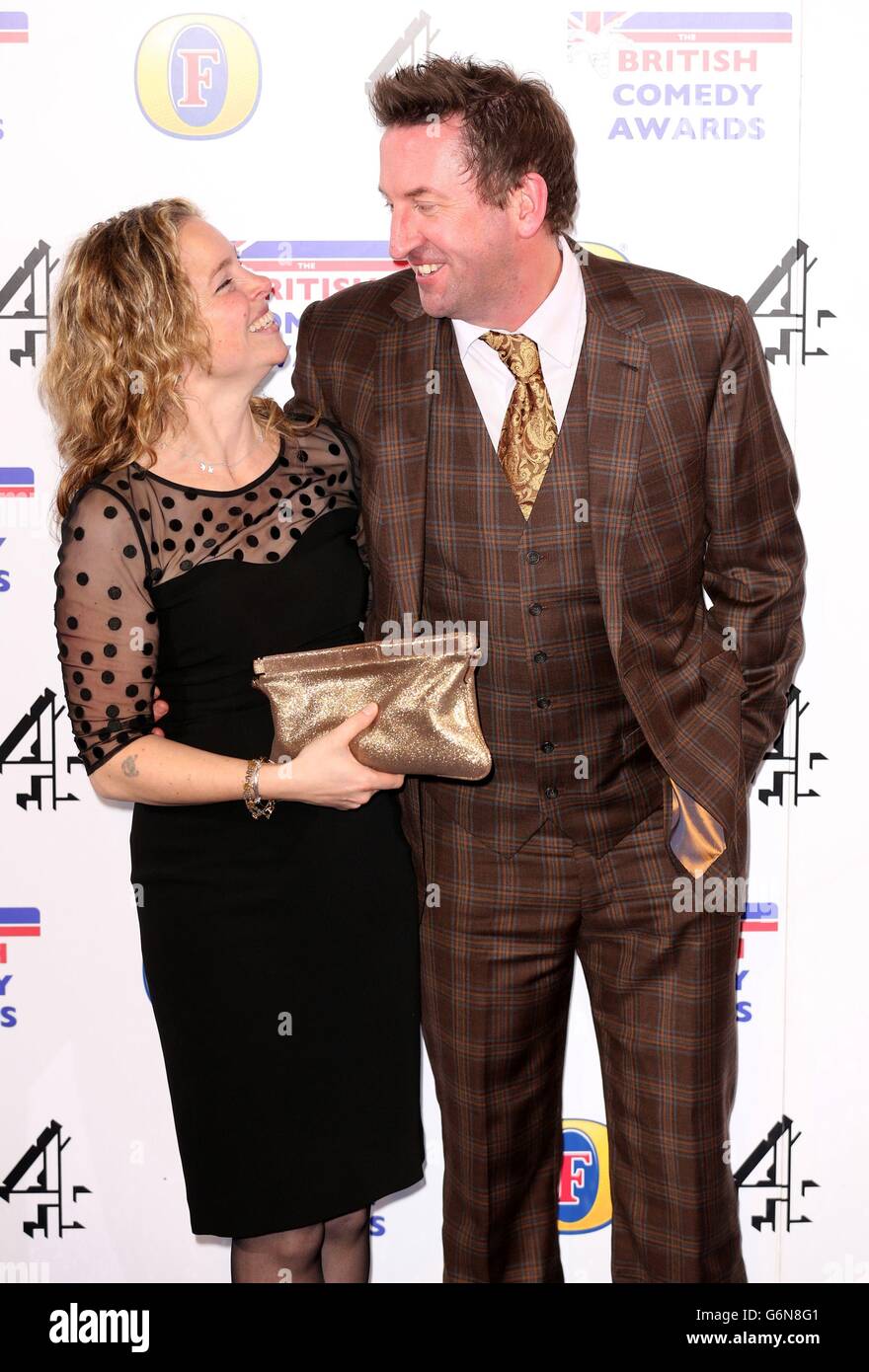 (R-L) Lee Mack und seine Frau Tara nehmen an den British Comedy Awards in den Fountain Studios in Wembley im Norden Londons Teil. Stockfoto