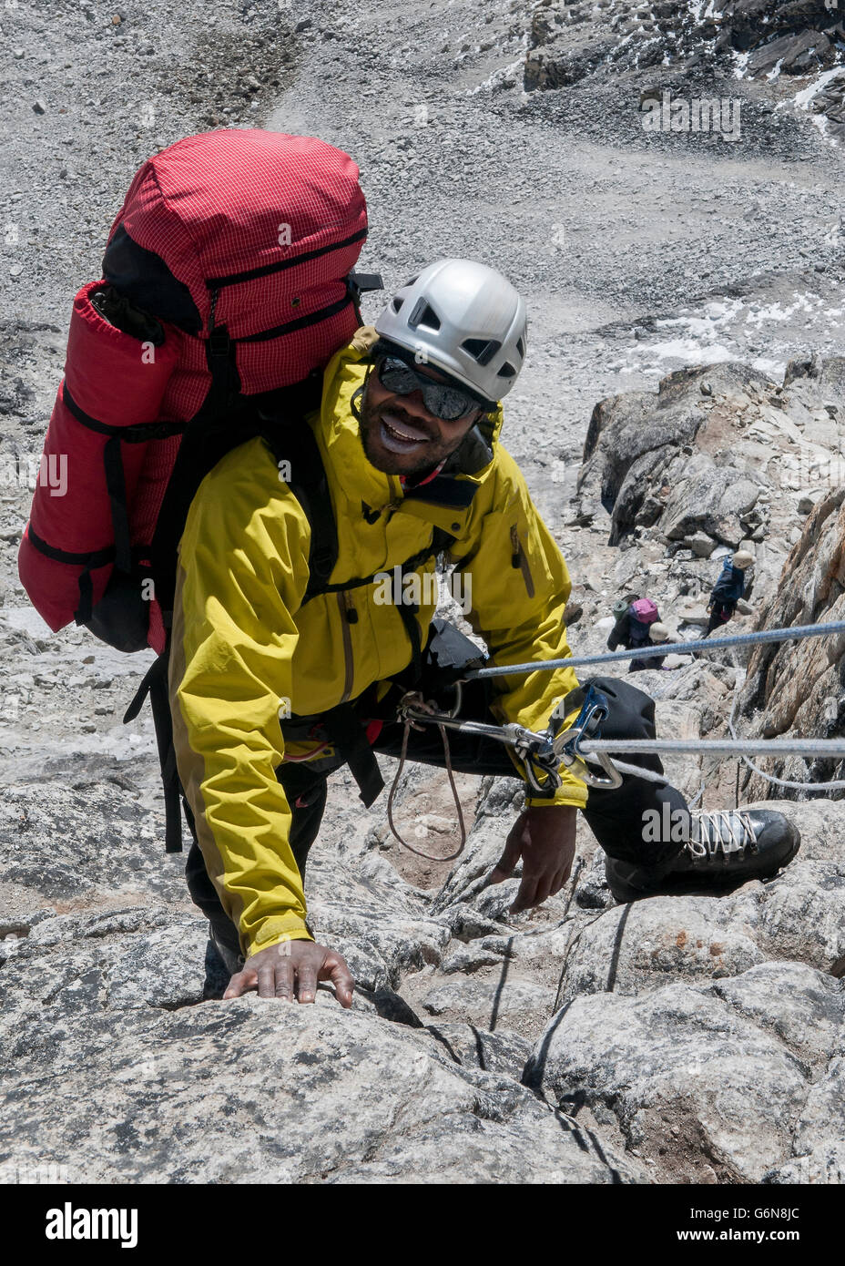 Nepal, Himalaya, Solo Khumbu, Everest Region Ama Dablam, Bergsteiger klettern auf Felsen Stockfoto