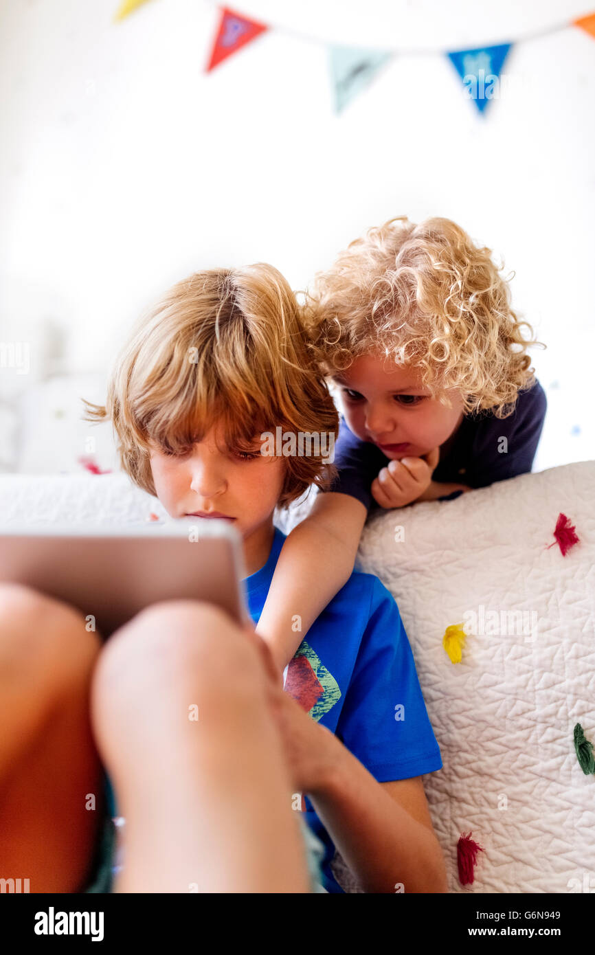 Zwei kleine Brüder mit tablet zu Hause Stockfoto