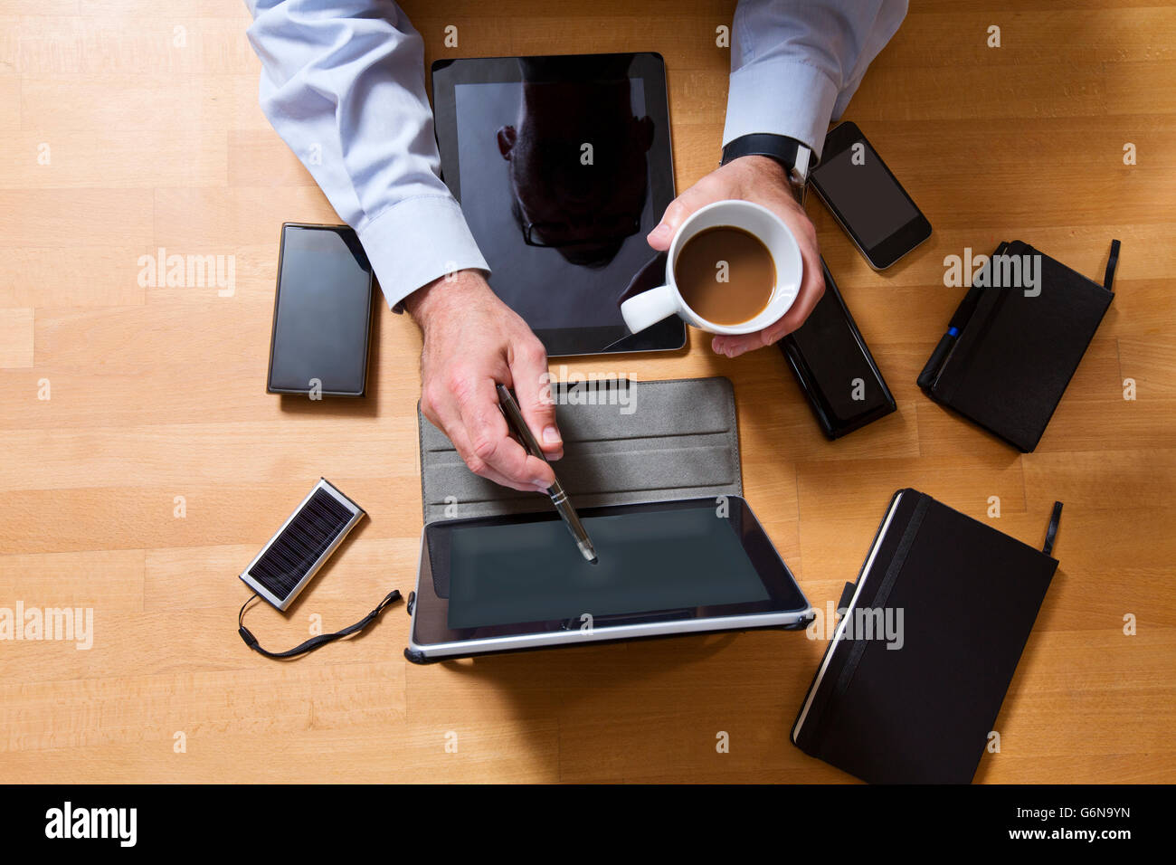 Draufsicht der Geschäftsmann mit Technologie Stockfoto