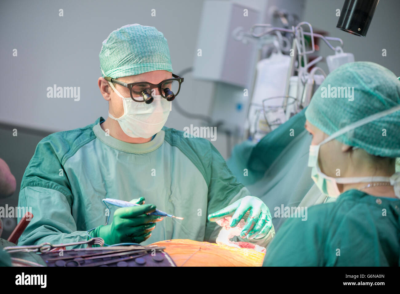 Herzchirurg während einer Herzoperation Stockfoto