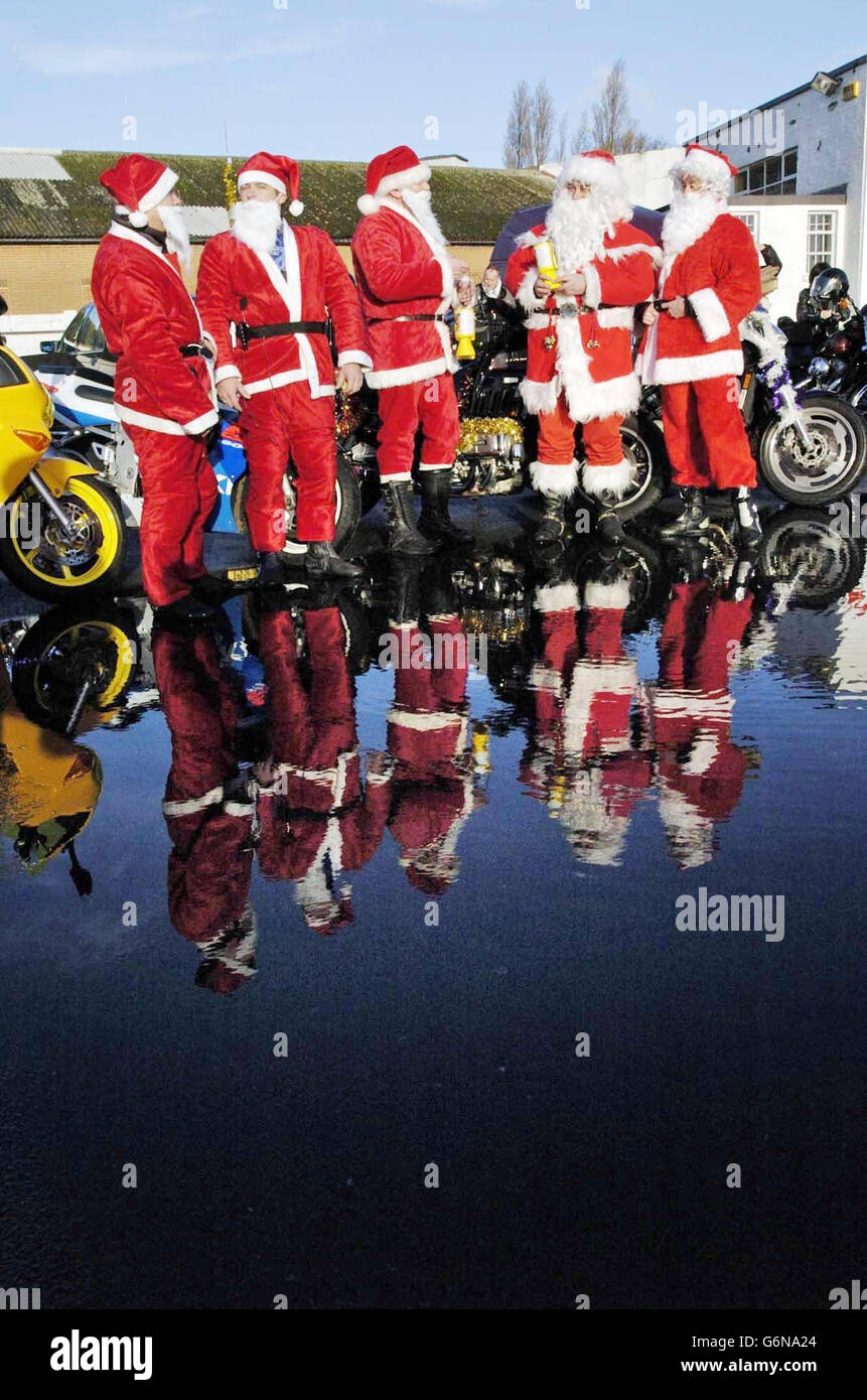 Im Ace Cafe, Brent, im Norden Londons, überreichen fünf Biker in Weihnachtsmannkostümen zusammen mit über hundert Motorradfahrern Weihnachtsgeschenke an Kinder im Central Middlesex Hospital, St. Mary's Hospital und St. Thomas' Hospital. Stockfoto