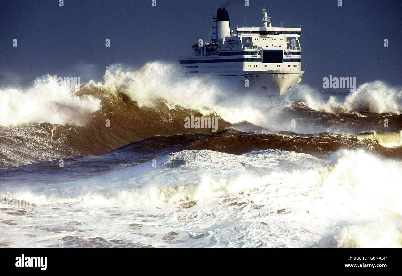 Die Sturmstärke windet Tynemouth. Die Winde und Meere in Tynemouth sind von Sturm überrollt, wenn eine Nordseerfähre am Tyne ankommt. Stockfoto