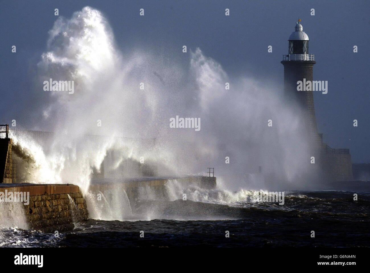 Die raue See in Tynemouth, als die Ostküste Großbritanniens von Sturmwinden überrollt wurde. Stockfoto