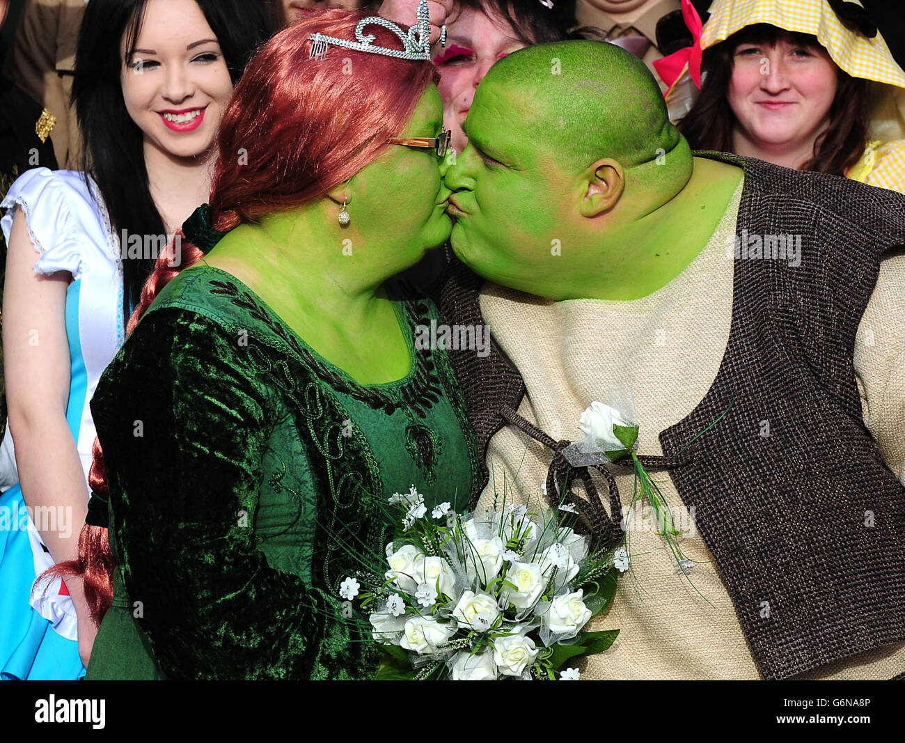 Nathan Gibbs und Amanda Billington, nachdem sie als Shrek und Prinzessin Fiona in der Priory Hall, Dudley, West Midlands, in der Krebsforschung gekleidet waren. Stockfoto