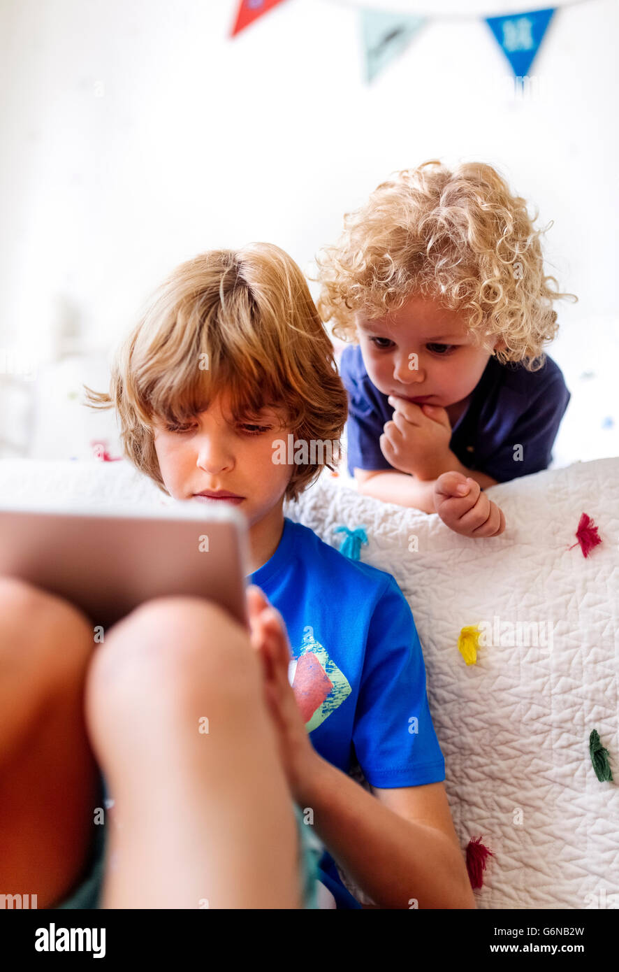 Zwei kleine Brüder mit tablet zu Hause Stockfoto