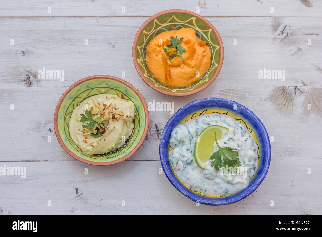 Humus und Tzatziki auf einem weißen Holztisch Stockfoto