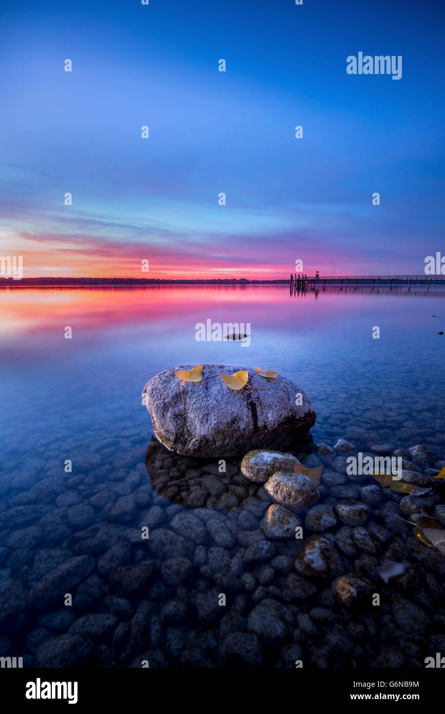 Deutschland, Breitbrunn, See Ammersee, Stein mit Blättern bei Sonnenuntergang Stockfoto