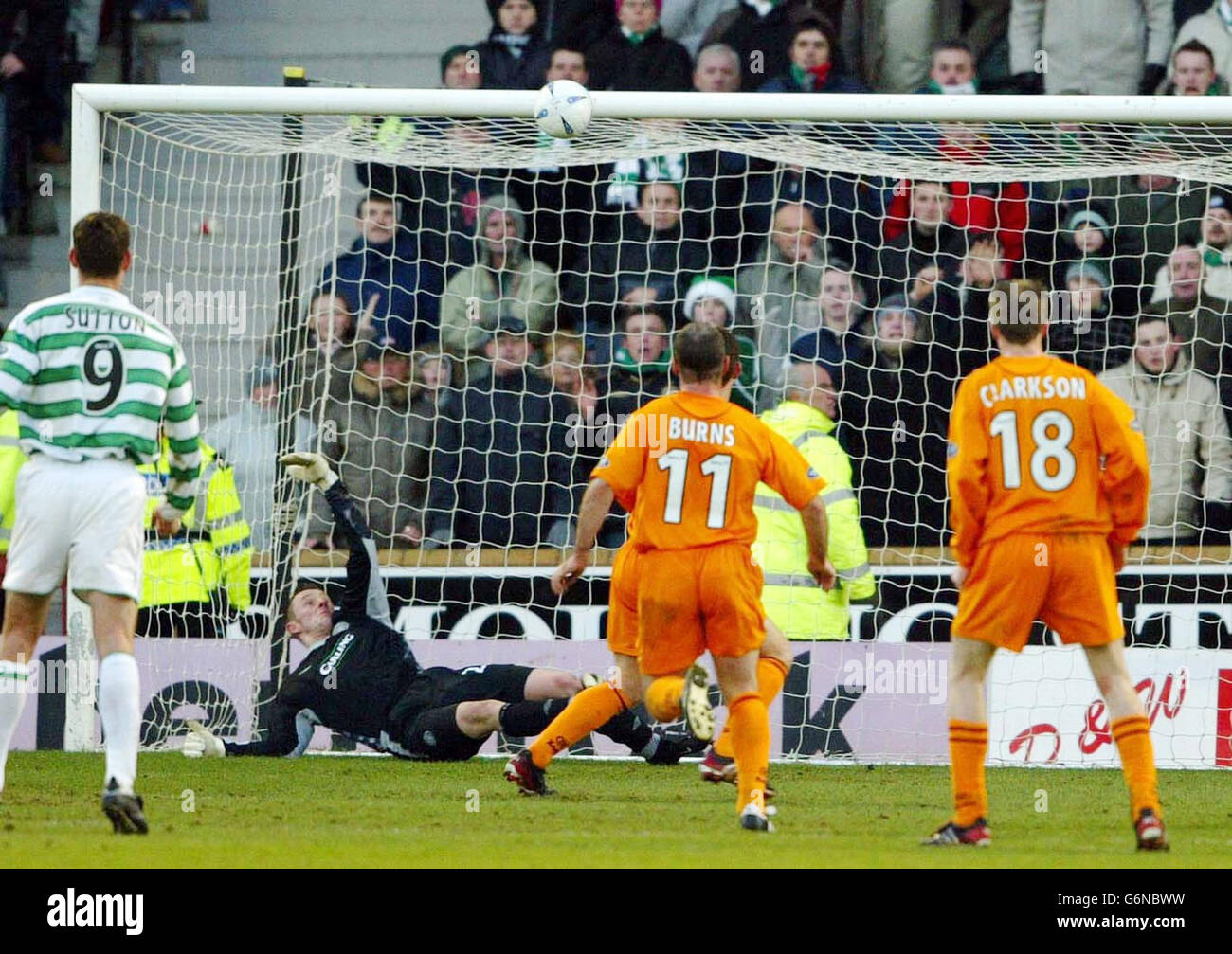 Derek Adam von Motherwell macht eine Strafe, da Celtic-Torwart Gordon Marshall es während ihres Spiels der Bank of Scotland Scottish Premier League im Fir Park, Motherwell, einfach aus dem Tor hält. Endergebnis Celtic 2, Motherwell 0. Stockfoto