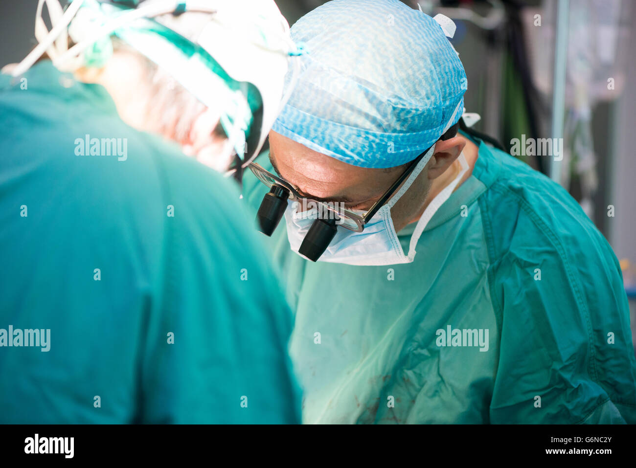 Herzchirurgen während einer Herzoperation Stockfoto