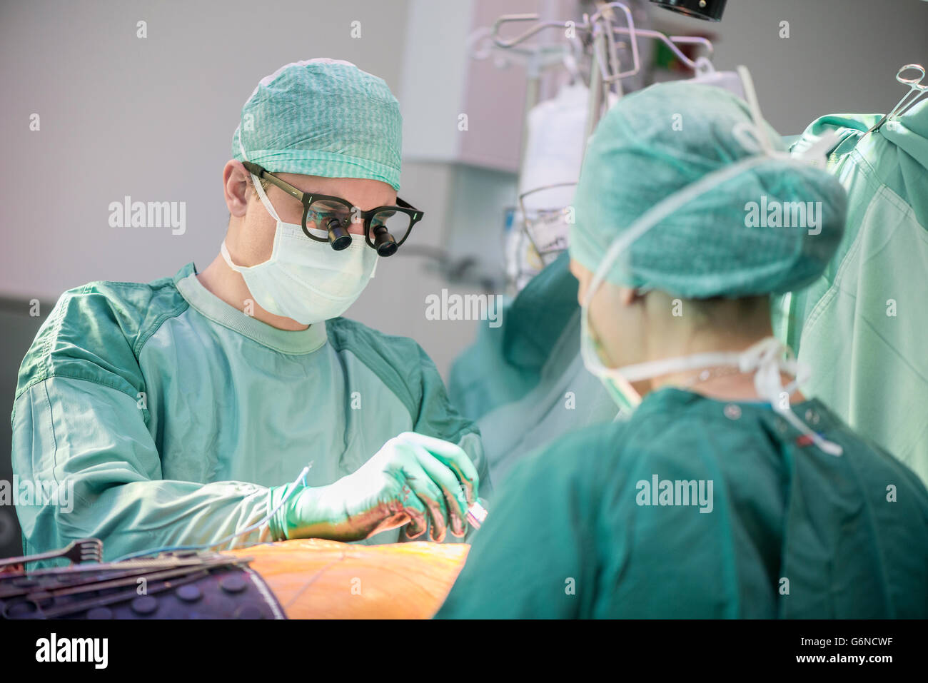 Herzchirurg während einer Herzoperation Stockfoto