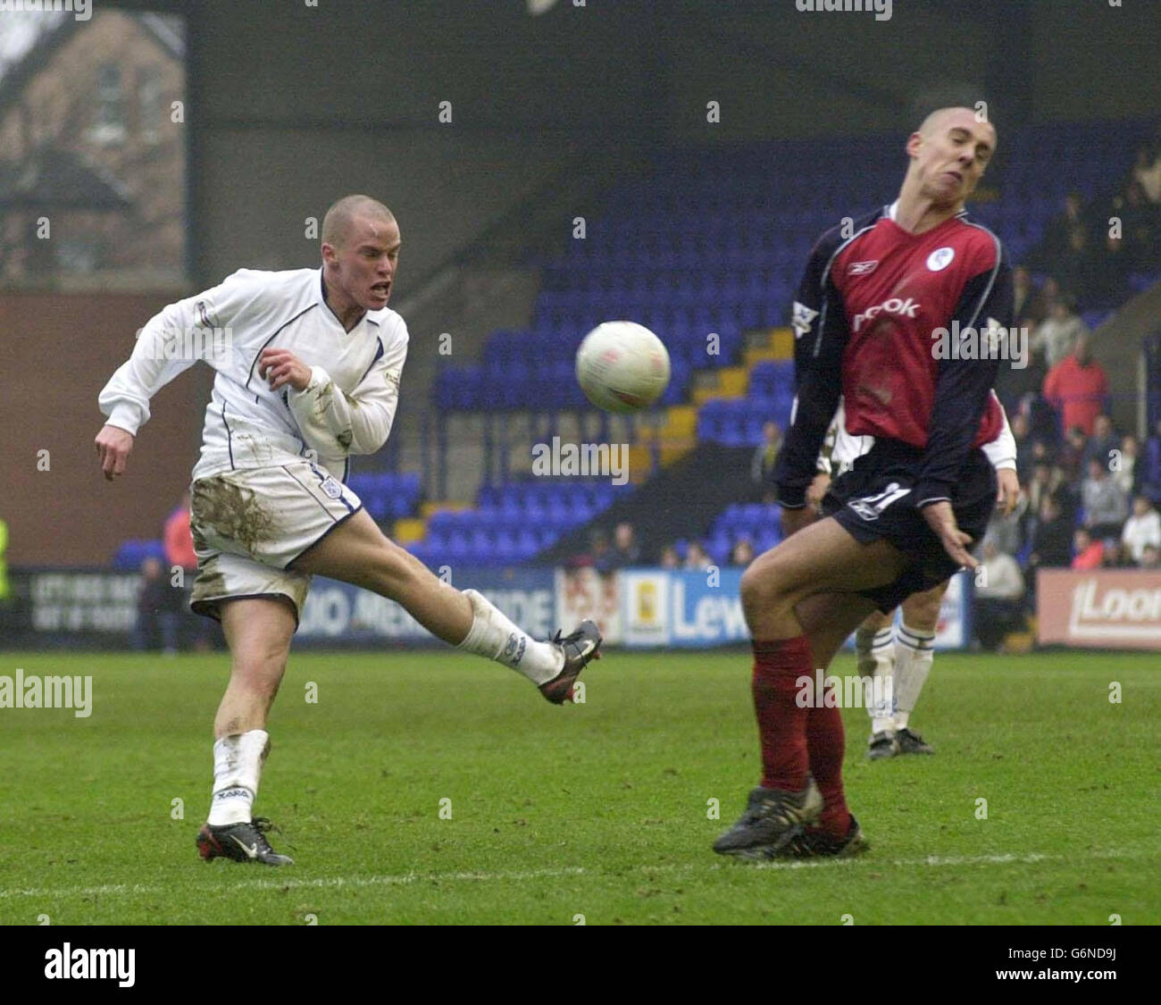 Tranmere's Iaine Hume's Torschuss prallt beim Spiel der dritten Runde des FA Cup auf dem Prenton Park Ground von Bolton's Charlie Comyn-Platt ab. Das Spiel endete mit 1:1. DIESES BILD KANN NUR IM KONTEXT UND REDAKTIONELLER FUNKTION VERWENDET WERDEN. Stockfoto