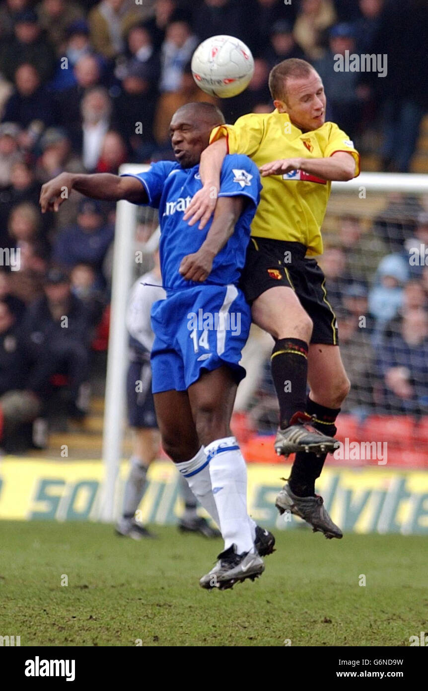 Chelsea's Geremi und Watford's Paul Devlin (R) in Aktion während der FA Cup Third Round Spiel auf Watford's Vicarage Road Ground. Endergebnis 2-2. Stockfoto