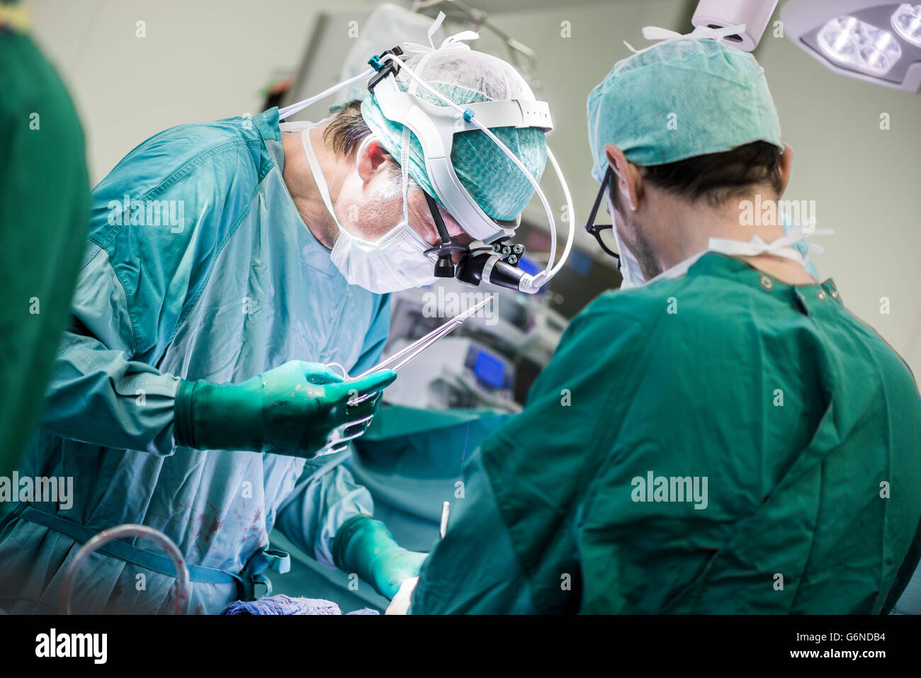 Herzchirurgen und OP-Krankenschwester während einer Herzoperation Stockfoto