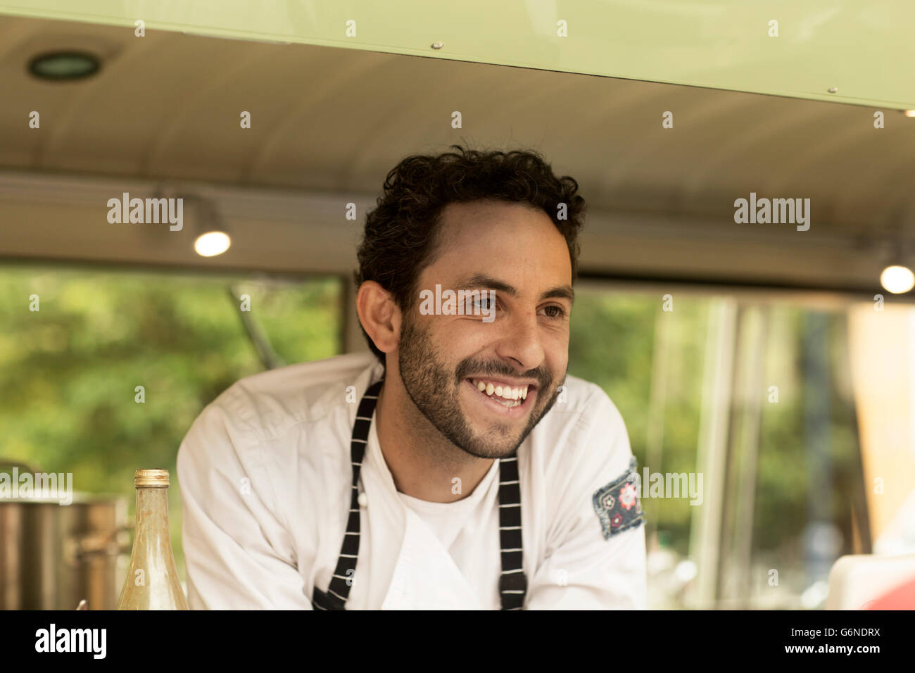 Porträt von lächelnden Mann in einem Food truck Stockfoto