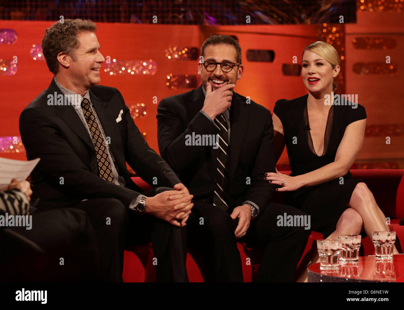 (Von links nach rechts) will Ferrell, Steve Carell und Christina Applegate aus dem Film Anchorman 2: The Legend geht weiter, während der Dreharbeiten zur Silvester Graham Norton Show, in den London Studios, Süd-London, auf BBC One am Dienstagabend ausgestrahlt zu werden. Stockfoto