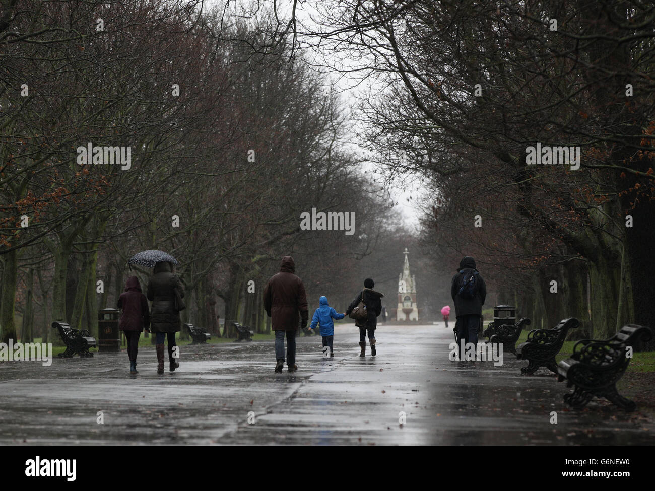 Menschen, die im Regen im Regent's Park in London spazieren. Stockfoto