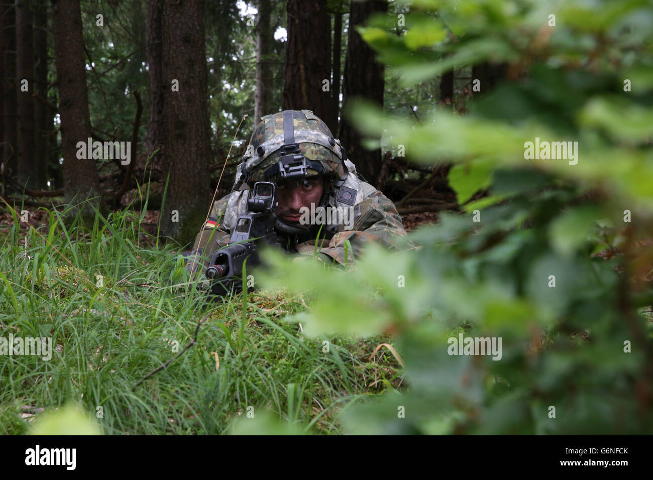 Deutsche Bundeswehr Soldat der 4. Fallschirmjäger-Kompanie, 31. Fallschirmjäger-Regiment während einer Simulation abgesessene Patrouille im Swift Antwort 16 Übung auf dem Truppenübungsplatz Hohenfels 21. Juni 2016 in Hohenfels, Deutschland. SWIFT Antwort 16 umfasst mehr als 5.000 Soldaten und Piloten aus Belgien, Frankreich, Deutschland, Großbritannien, Italien, den Niederlanden, Polen, Portugal, Spanien und den Vereinigten Staaten. Stockfoto