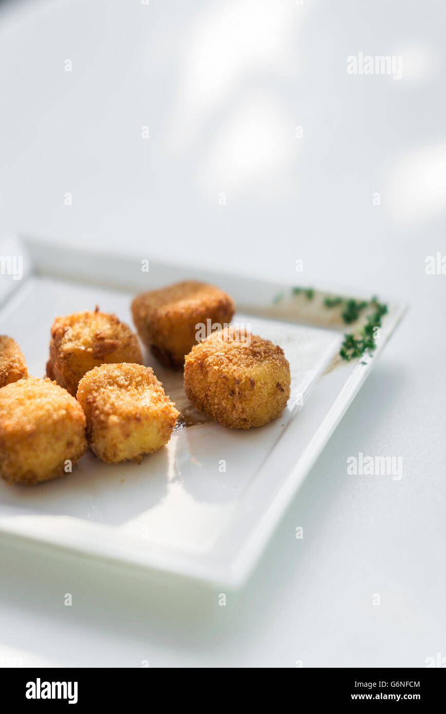 Kartoffeln gebraten Kroketten Croquetas Vorspeise Beilage auf weißem Hintergrund Stockfoto