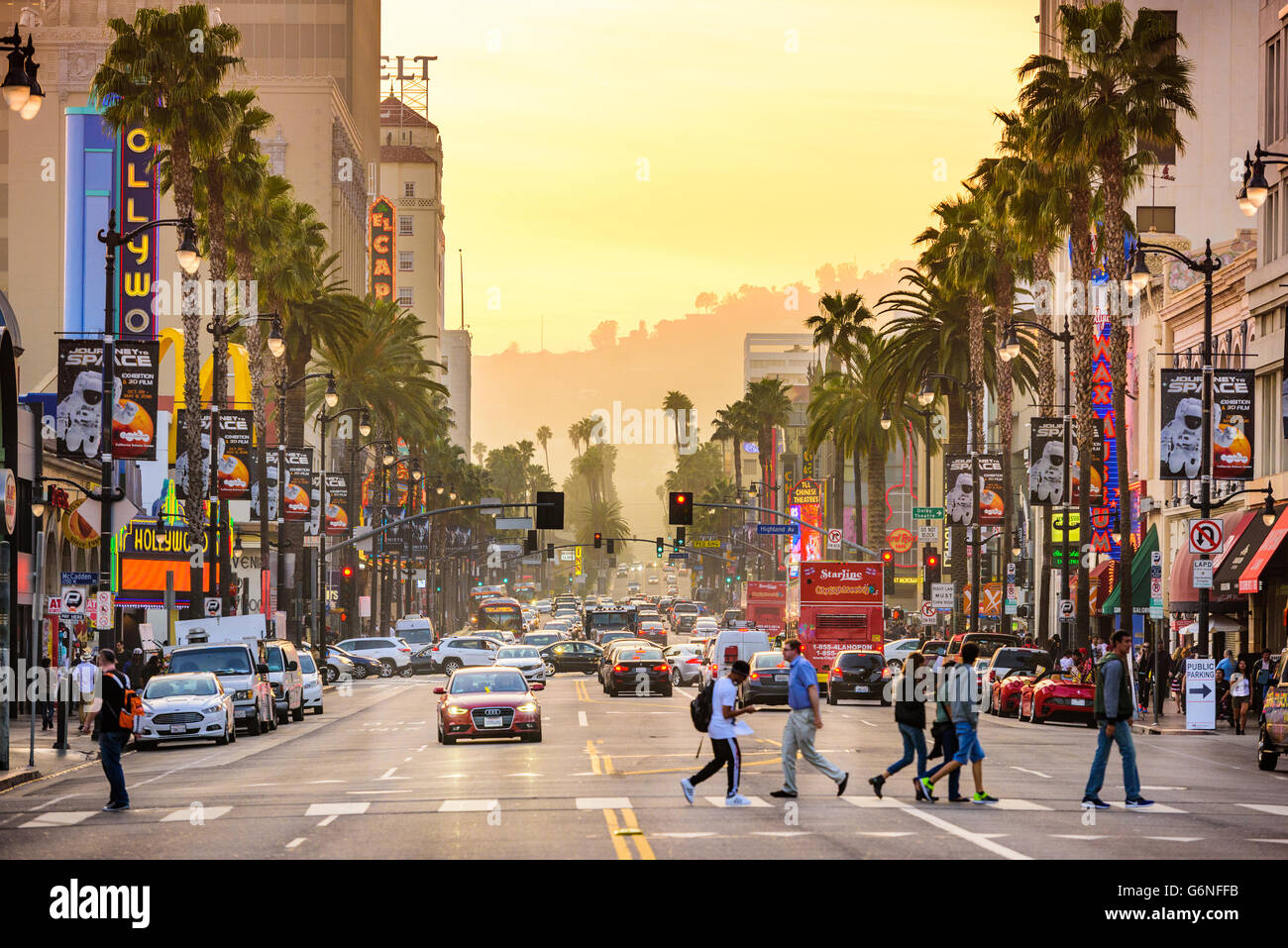 Verkehr und Fußgänger auf dem Hollywood Boulevard in der Abenddämmerung in Los Angeles, Kalifornien, USA. Stockfoto