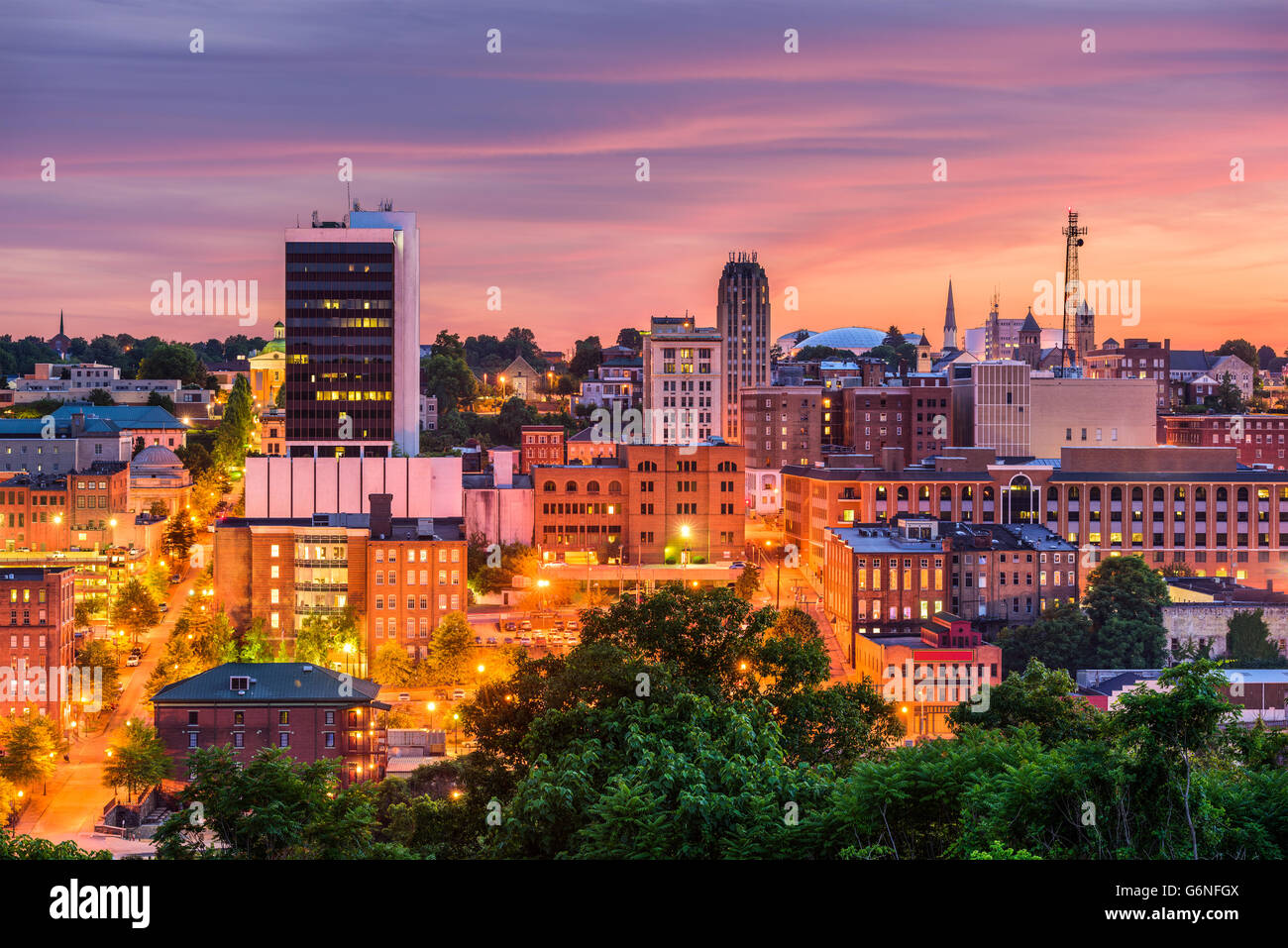 Lynchburg, Virginia, USA Innenstadt Skyline in der Abenddämmerung. Stockfoto
