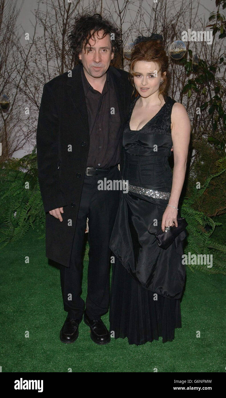 Regisseur Tim Burton und seine Partnerdarstellerin Helena Bonham Carter kommen zur britischen Gala-Celebrity-Premiere ihres neuesten Films Big Fish im Warner Village, Leicester Square, im Zentrum von London. Stockfoto