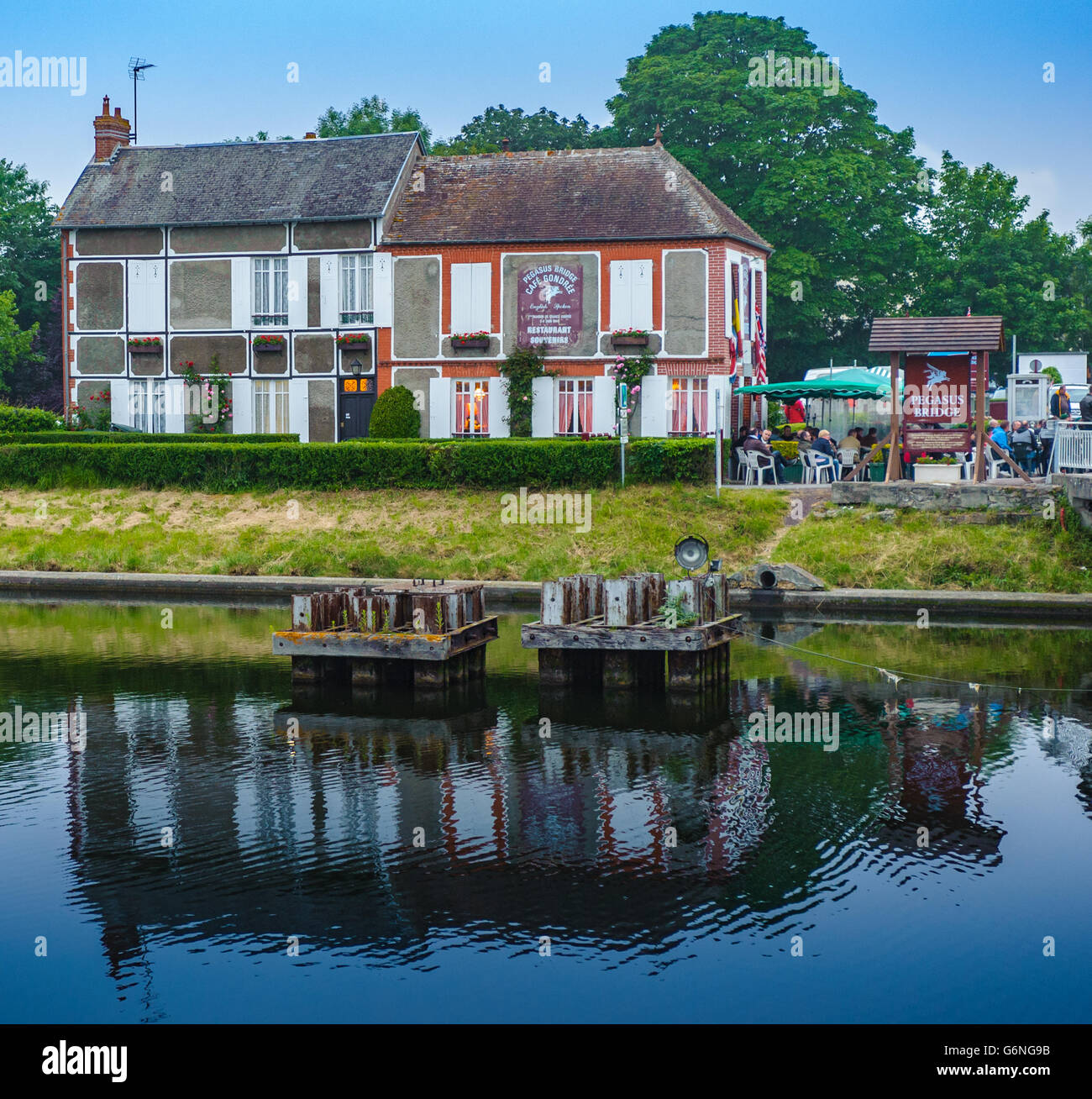 Pegasus Bridge Café,, Benouville, Normandie, Frankreich - Das erste Haus am D-Day, 6. Juni 1944, befreit zu werden. Stockfoto