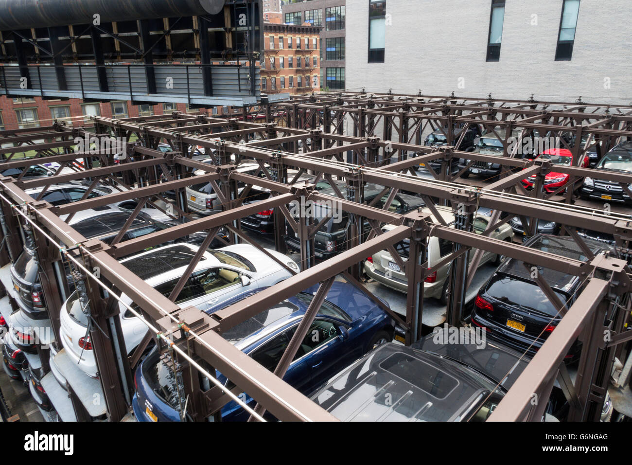 Multi-Story-Parkhaus, NYC Stockfoto