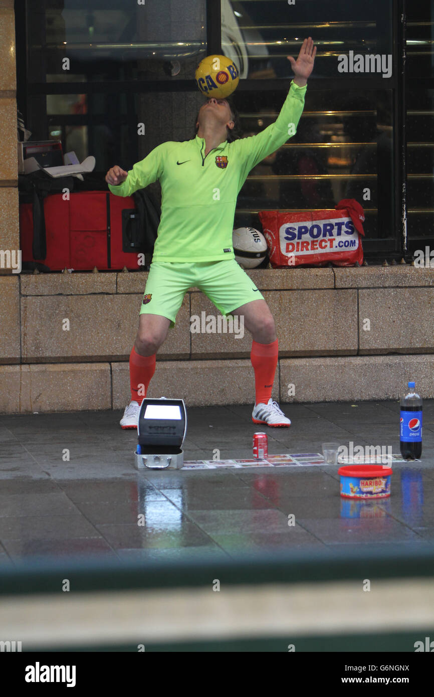 Fußballerischen Fähigkeiten Busker in Leicester Square in London (Kredit Bild © Jack Ludlam) Stockfoto