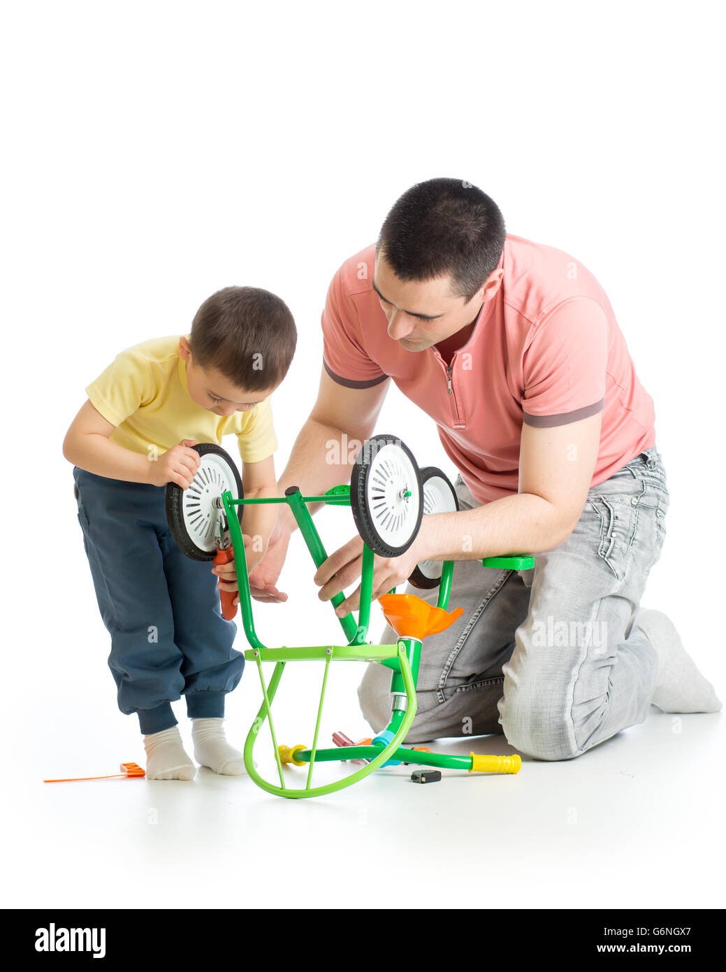 Porträt der Vater und sein Sohn Kind reparieren einer defekten Fahrrad zusammen zu Hause Stockfoto