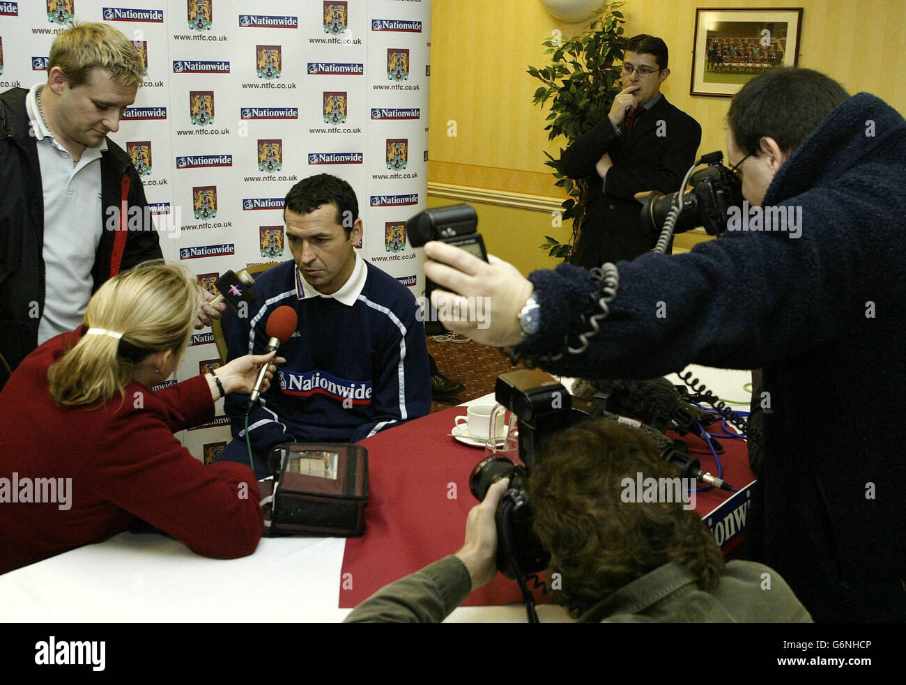 Die Medien rund um Northampton Town Manager Colin Calderwood im Sixfields Stadium, Northampton, vor der vierten Runde des FA Cup mit Manchester United am Sonntag. . Stockfoto