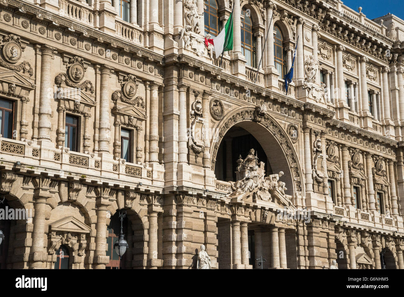 Vorderseite der Corte Suprema di Cassazione an den Ufern des Flusses Tiber Stockfoto