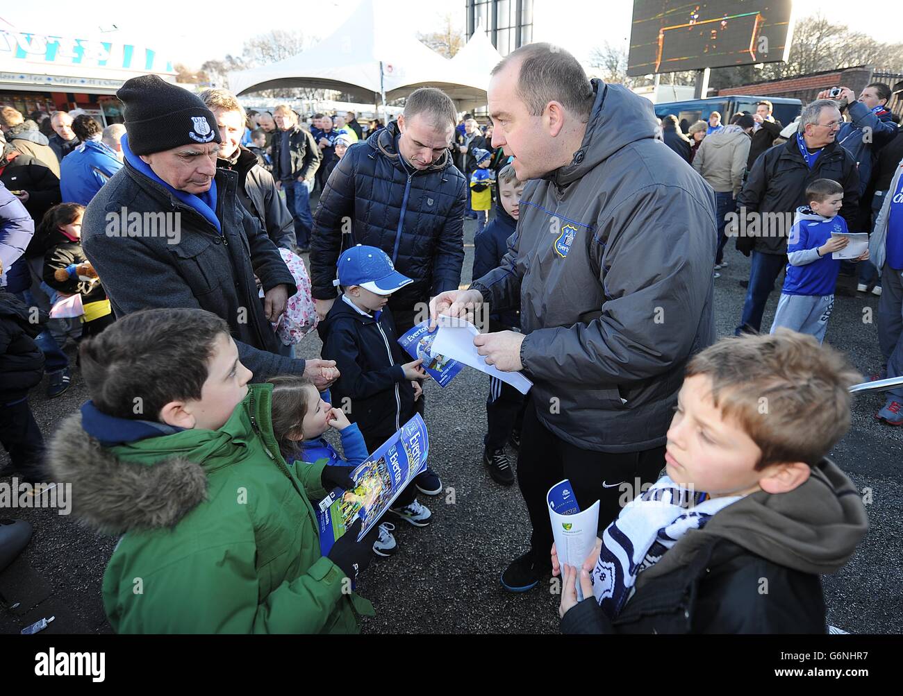 Fußball - Barclays Premier League - Everton gegen Norwich City - Goodison Park. Junge Everton-Fans genießen die Fan Zone Stockfoto