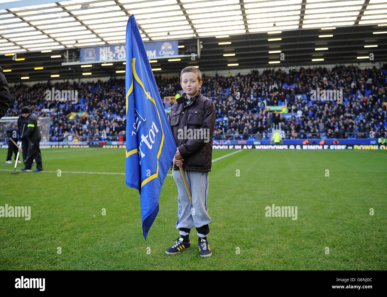 Fußball - Barclays Premier League - Everton gegen Norwich City - Goodison Park. Träger der Everton-Flagge Stockfoto