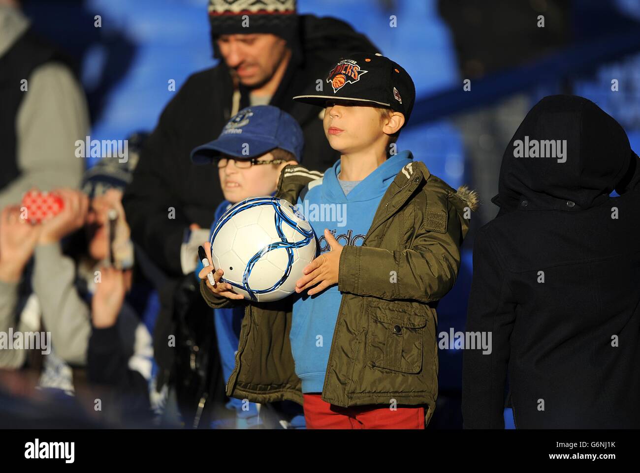 Fußball - Barclays Premier League - Everton gegen Norwich City - Goodison Park. Ein junger Fan sieht den Teams beim Aufwärmen zu Stockfoto