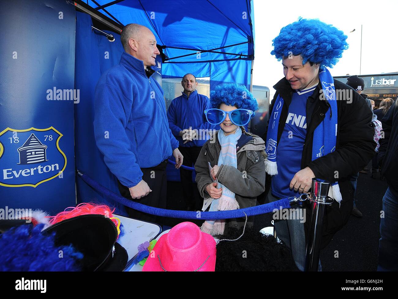 Fußball - Barclays Premier League - Everton gegen Norwich City - Goodison Park. Everton-Fans genießen in der Fan Zone ein schickes Kleid Stockfoto