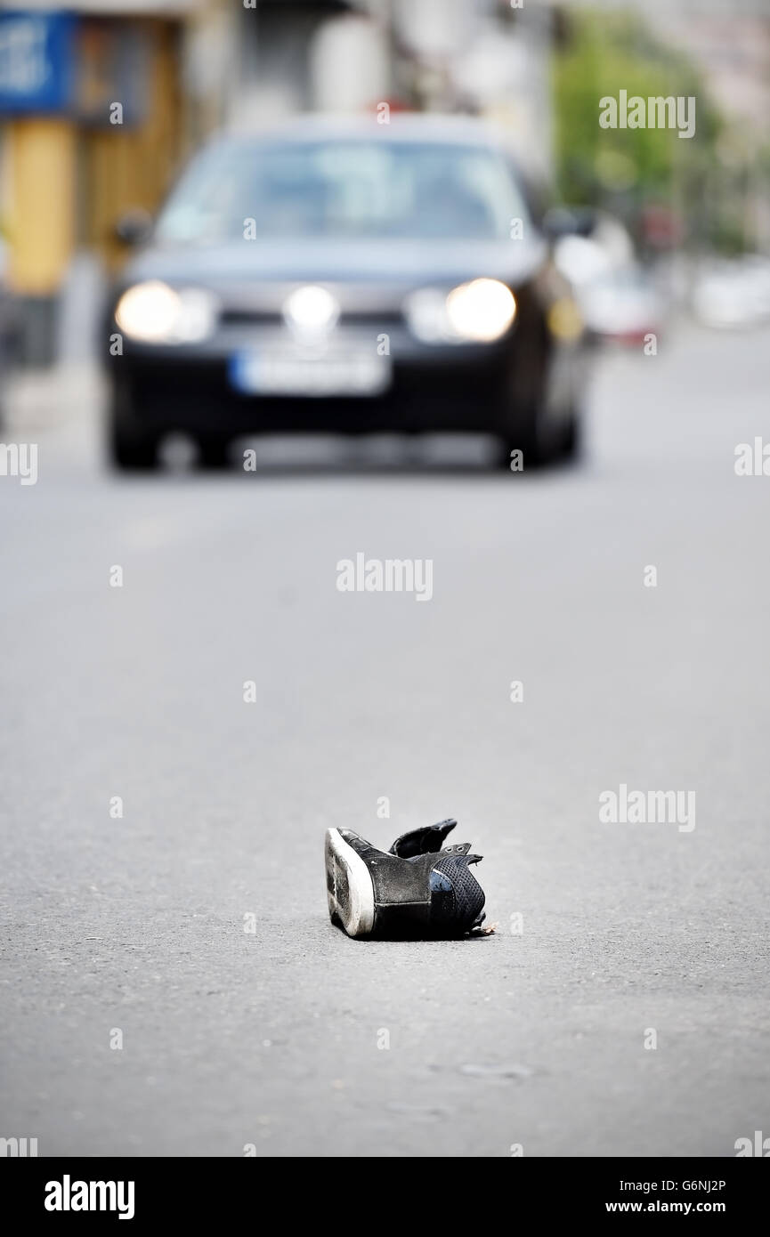 Schuh auf der Straße mit Autos im Hintergrund nach Opfer von Fahrzeug getroffen wurde Stockfoto