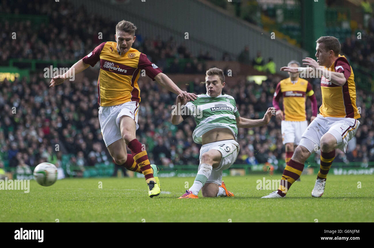 Celtic James Forrest (Mitte) schließt sich mit diesem Schuss während des Spiels der Scottish Premier League im Celtic Park, Glasgow, an. Stockfoto