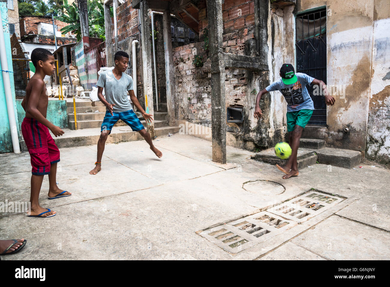 Jungs spielen Fußball, Gentois Gemeinschaft, Bairro da Federahatteo, Salvador, Bahia, Brasilien Stockfoto