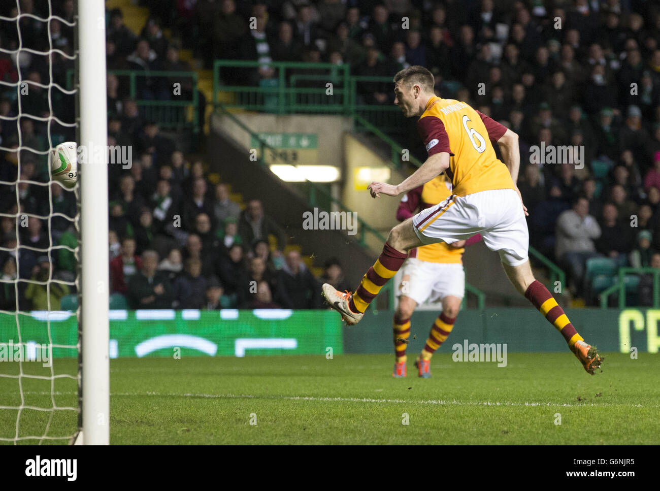 Fußball - Scottish Premier League - Celtic gegen Motherwell - Celtic Park. Motherwell's Stephen McManus erzielt beim Spiel der Scottish Premier League im Celtic Park, Glasgow, ein eigenes Tor. Stockfoto