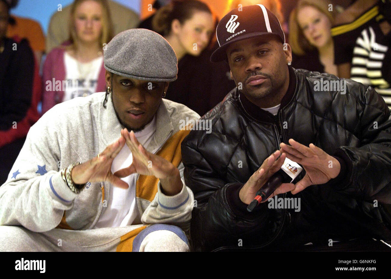 Der amerikanische Hip Hop Produzent und Sänger Damon Dash (rechts) mit Mayhem von SAS während seines Gastauftritts bei MTV's TRL UK Show, im MTV Studio's in Camden, Nord London. Stockfoto
