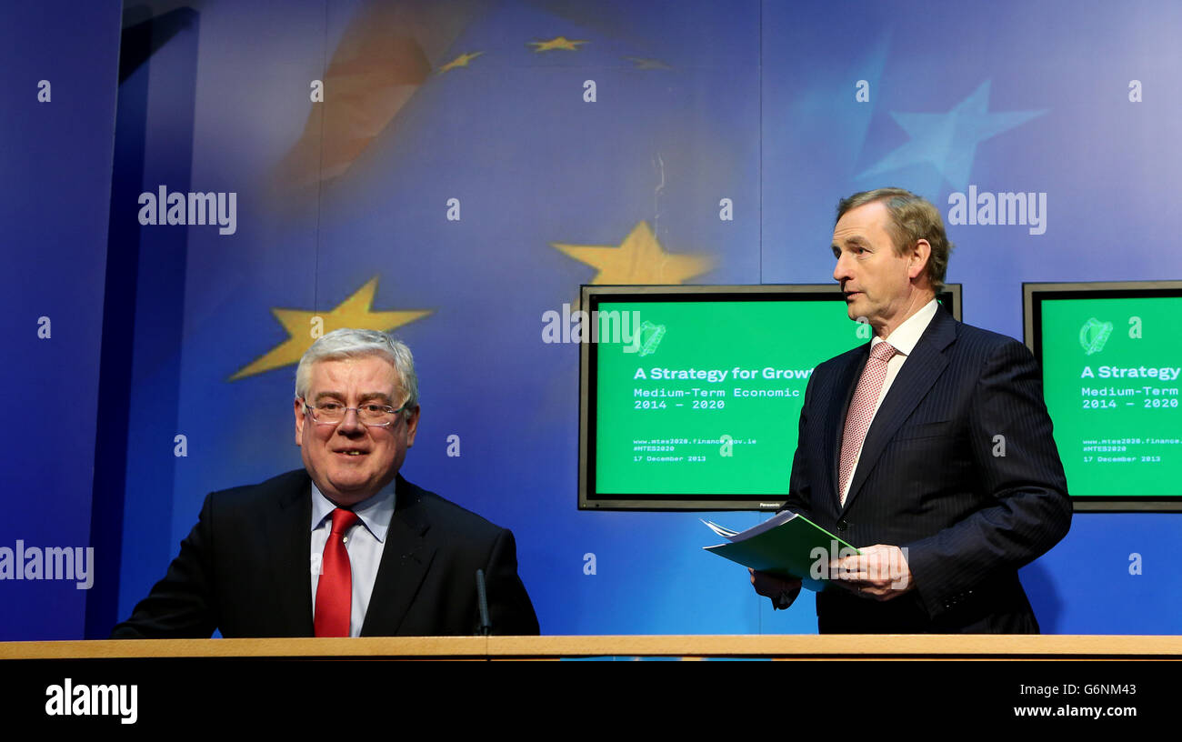 Tanaiste Eamon Gilmore (links) und Taoiseach Enda Kenny TD bei einem Pressegespräch in Regierungsgebäuden in Dublin, um Details der mittelfristigen Wirtschaftsstrategie bekannt zu geben. Stockfoto