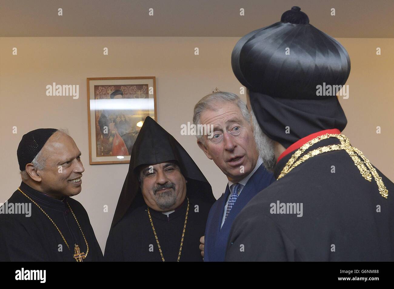 Der Prinz von Wales (Mitte) mit religiösen Führern bei einem Besuch in einer syrisch (syrisch) orthodoxen Kirche im Westen Londons. Stockfoto
