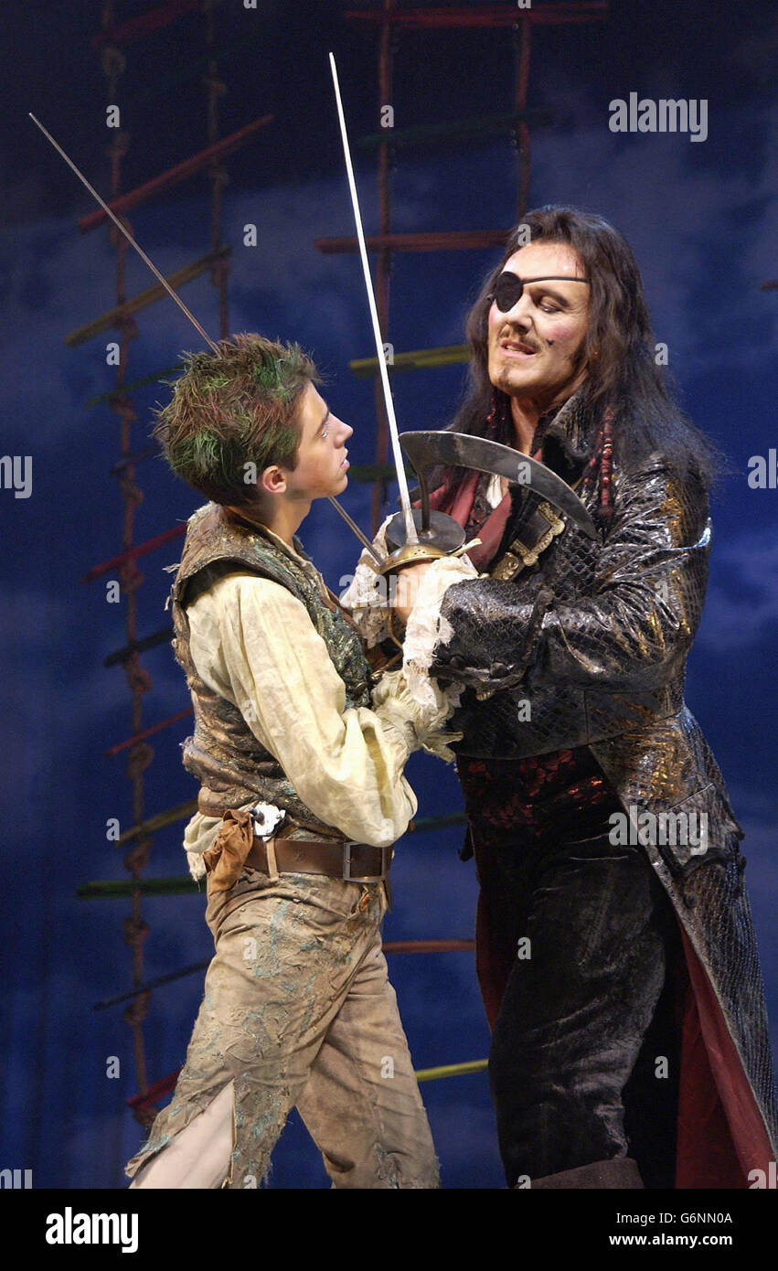 Die Schauspieler Anthony Head (rechts) und Jack Blumenau während einer Fotoschau für Peter Pan im Savoy Theatre im Zentrum von London. Anthony spielt als Captain Hook in dem Stück von J.M Barrie, das für die Weihnachtszeit läuft und am Sonntag, den 4. Januar endet. Stockfoto