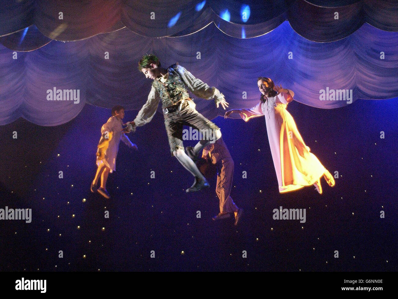 Die Schauspieler Jack Blumenau (Mitte), die Peter Pan spielt, und Katie Foster-Barnes (rechts), die Wendy während einer Fotoschau für Peter Pan im Savoy Theatre im Zentrum von London spielt. Anthony Head wird als Captain Hook in dem Stück von J.M Barrie spielen, das für die Weihnachtszeit läuft, die am Sonntag, dem 4. Januar endet. Stockfoto