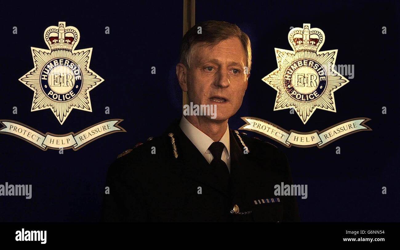 David Westwood, der leitende Konsallist der Polizei von Humberside, spricht während einer Pressekonferenz mit den Medien. Wo er sagte, es wäre „äußerst hilfreich“ gewesen, wenn seine Streitkräfte in der Lage gewesen wären, die beiden Namen zu verknüpfen, die von Ian Huntley verwendet wurden, der heute im Old Bailey für schuldig befunden wurde, weil Jessica Chapman und Holly Wells ermordet wurden. Maxine Carr wurde zu dreieinhalb Jahren verurteilt, weil sie sich mit Huntley verschworen hatte, um den Kurs der Justiz zu pervertieren. Sie wird die Hälfte dieser Strafe verbüßen, da die Zeit in Haft berücksichtigt wird. 04/03/04: David Westwood, der Oberbefehlshaber der Polizei von Humberside, wer ist Stockfoto