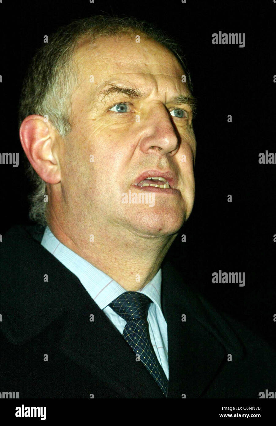 Geoff Fisher, Schulleiter der St. Andrew's Primary School, nimmt an einer Pressekonferenz im Walter Gidney Pavillion Green, Soham, Teil, an dem Ian Huntley wegen der Morde an Holly Wells und Jessica Chapman zu lebenslanger Haft verurteilt wurde. Maxine Carr wurde zu dreieinhalb Jahren verurteilt, weil sie sich mit Huntley verschworen hatte, um den Kurs der Justiz zu pervertieren. Sie wird die Hälfte dieser Strafe verbüßen, da die Zeit in Haft berücksichtigt wird. Stockfoto